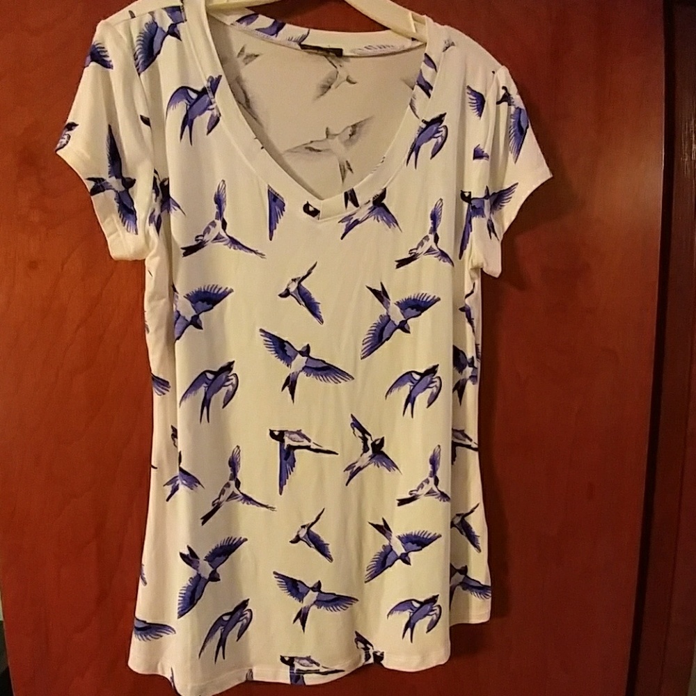 V-neck tee with blue bird print